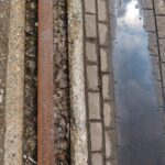 Importanța rigolelor în protejarea infrastructurii rutiere și a gospodăriilor