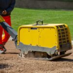 Terenuri denivelate: cum realizăm corect lucrările de nivelare pentru pavaj