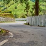 Cum se realizează accesul auto la gospodării cu pante mari