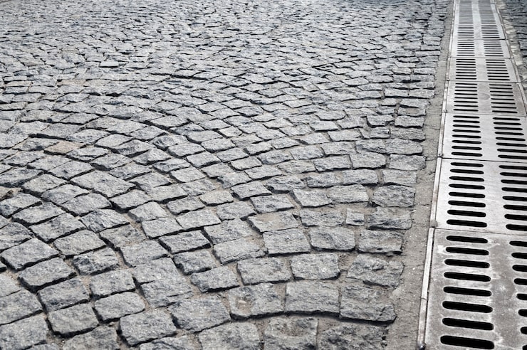 Pavaje rezistente pentru zone cu trafic intens: cum alegem materialul potrivit